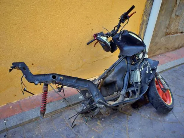 Récupération de scooters et mobylettes par épaviste à Avignon, Avignon, ANTONIN CHARDELAIN ÉPAVISTE FERRAILLEUR