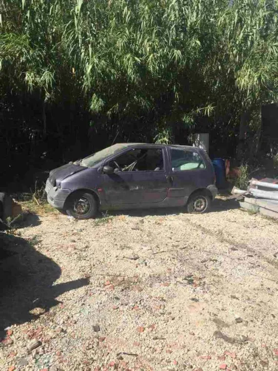 Récupération de voitures par un épaviste à Avignon, Avignon, ANTONIN CHARDELAIN ÉPAVISTE FERRAILLEUR