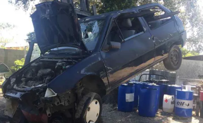 Épave de voiture, Avignon, ANTONIN CHARDELAIN ÉPAVISTE FERRAILLEUR