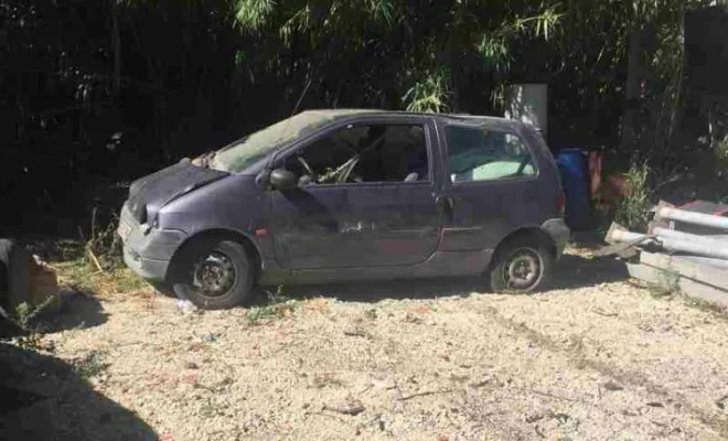 Épave de voiture, Avignon, ANTONIN CHARDELAIN ÉPAVISTE FERRAILLEUR